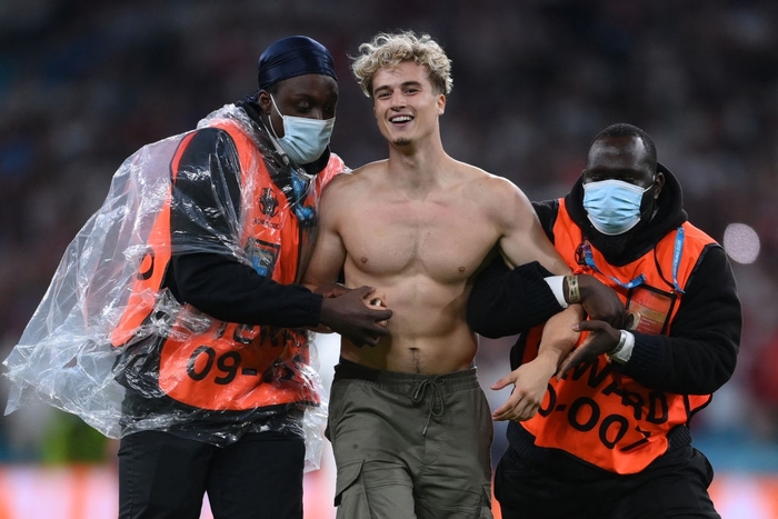 Hot boy 6 múi làm loạn chung kết Euro 2020: Profile cũng ra gì phết, có nhất thiết phải chơi trội thế không anh? - Ảnh 4.