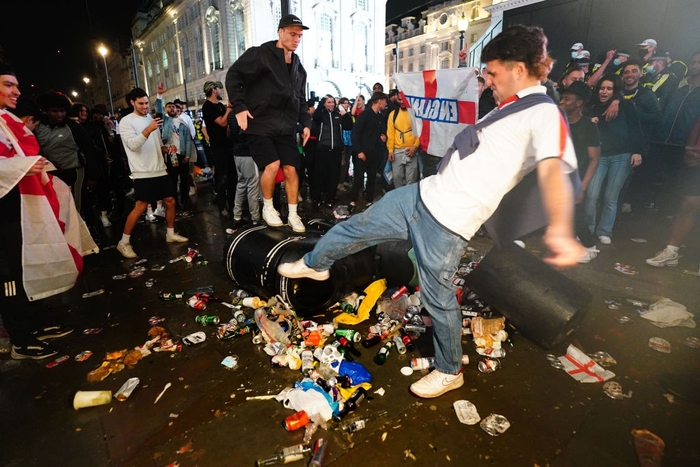 Nước Anh ngập trong biển rác sau trận chung kết Euro 2020 - Ảnh 2.