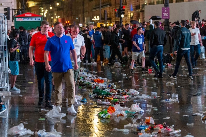 Nước Anh ngập trong biển rác sau trận chung kết Euro 2020 - Ảnh 5.