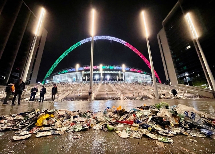 Nước Anh ngập trong biển rác sau trận chung kết Euro 2020 - Ảnh 4.