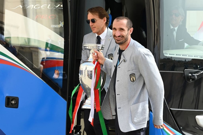 Tuyển Italy hãnh diện mang cúp bạc Euro 2020 tới dinh thự Tổng thống - Ảnh 1.
