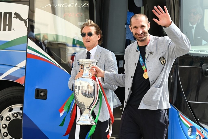 Tuyển Italy hãnh diện mang cúp bạc Euro 2020 tới dinh thự Tổng thống - Ảnh 2.