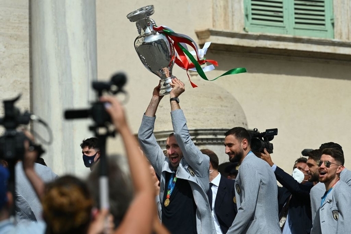 Tuyển Italy hãnh diện mang cúp bạc Euro 2020 tới dinh thự Tổng thống - Ảnh 3.
