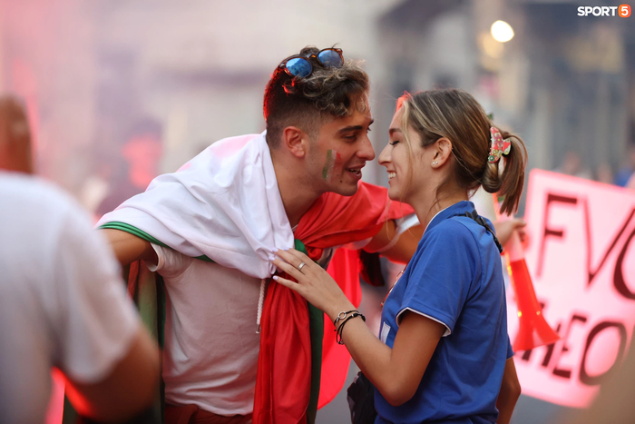 Cổ động viên Italy tranh thủ cầu hôn bạn gái trong không khí cuồng nhiệt của trận chung kết - Ảnh 4.