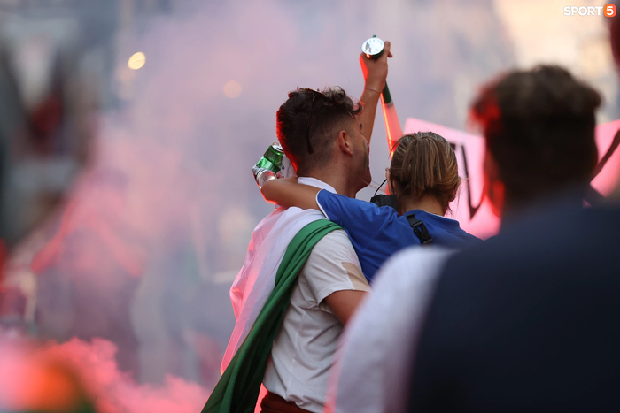 Cổ động viên Italy tranh thủ cầu hôn bạn gái trong không khí cuồng nhiệt của trận chung kết - Ảnh 6.