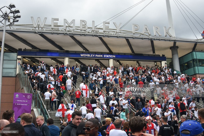 CĐV Anh đổ máu khi cố gắng vượt rào vào sân Wembley xem lậu chung kết Euro 2020 - Ảnh 2.