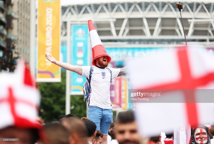 Fan cuồng tuyển Anh đánh nhau tại sân Wembley trước trận chung kết Euro 2020 - Ảnh 9.