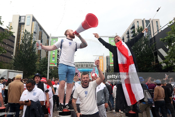 Fan cuồng tuyển Anh đánh nhau tại sân Wembley trước trận chung kết Euro 2020 - Ảnh 7.
