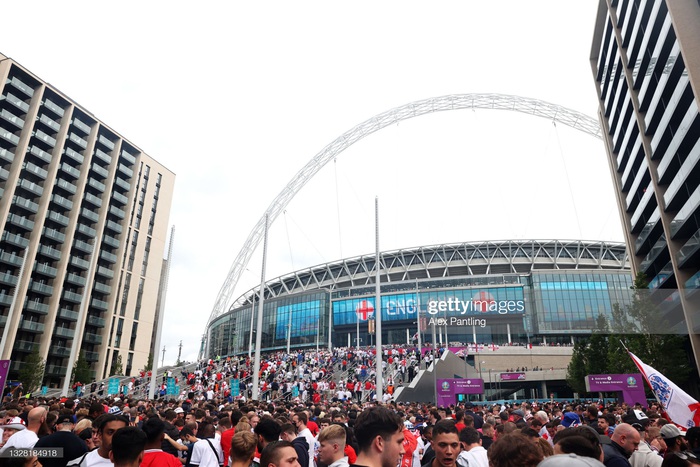 Fan cuồng tuyển Anh đánh nhau tại sân Wembley trước trận chung kết Euro 2020 - Ảnh 11.