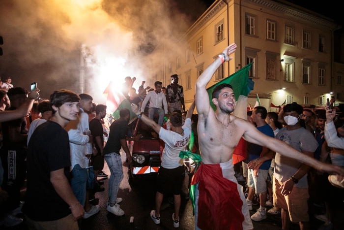 Video: Những màn ăn mừng nguy hiểm chết người trong đêm Italy vô địch Euro 2020 - Ảnh 2.