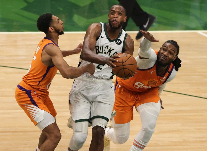Devin Booker phá kỷ lục NBA trong ngày Phoenix Suns thua ngược ở những phút cuối cùng - Ảnh 2.