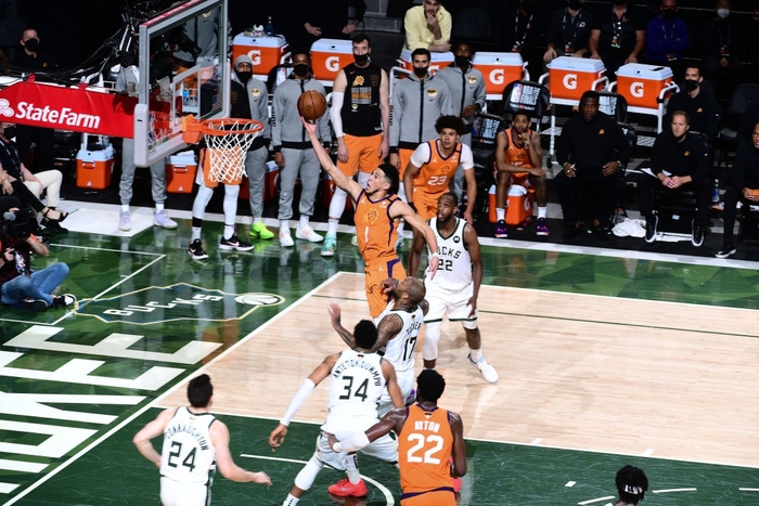 Devin Booker phá kỷ lục NBA trong ngày Phoenix Suns thua ngược ở những phút cuối cùng - Ảnh 1.