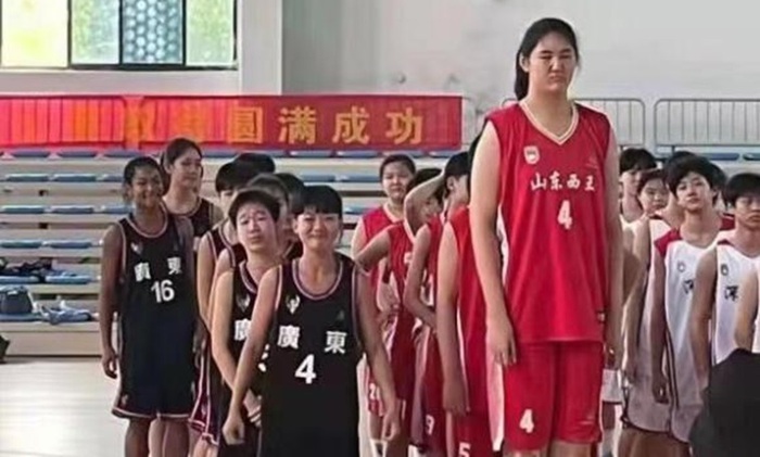 Sốc: cô bé 14 tuổi sắp vượt mặt Yao Ming với chiều cao 2m27 - Ảnh 1.