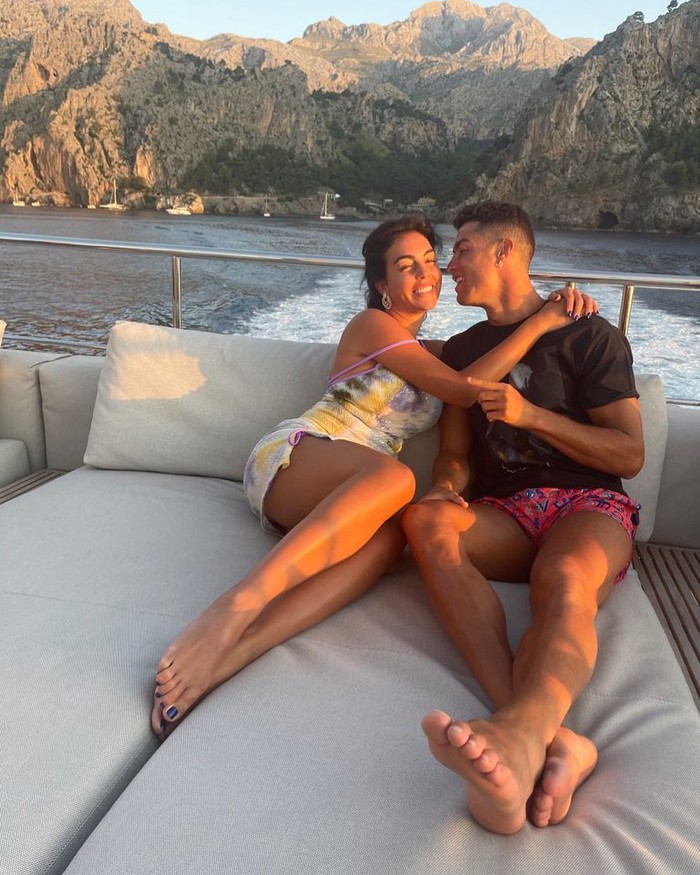 Không lâu sau khi tình tứ cùng Ronaldo trên du thuyền, Georgina bất ngờ đổ bộ LHP Cannes, chiếc nhẫn &quot;to bự&quot; trên tay gây chú ý  - Ảnh 5.