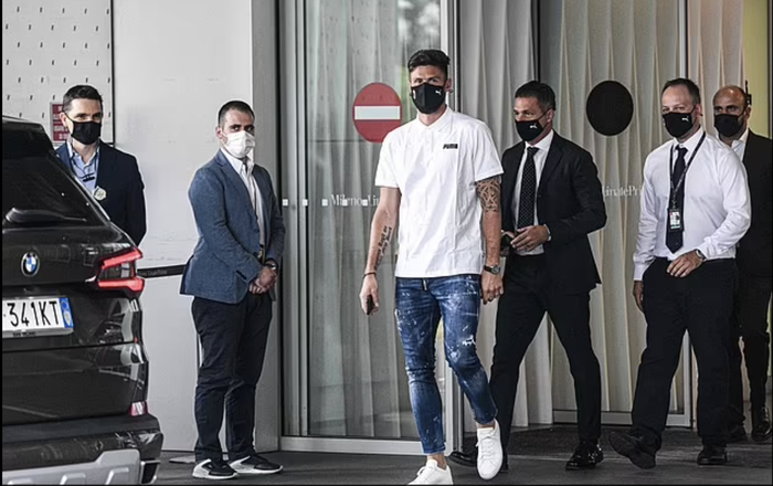 Oliver Giroud có mặt ở Italia, AC Milan chuẩn bị công bố tân binh tiếp theo - Ảnh 1.