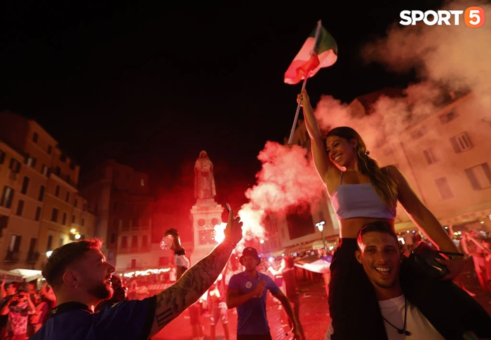 Pháo sáng rực đỏ thành Rome, mừng tuyển Italy lần thứ 2 vô địch Euro - Ảnh 6.
