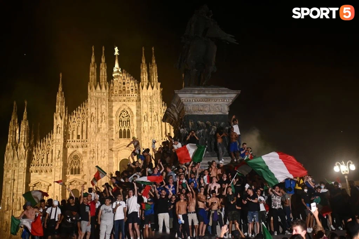 Pháo sáng rực đỏ thành Rome, mừng tuyển Italy lần thứ 2 vô địch Euro - Ảnh 5.