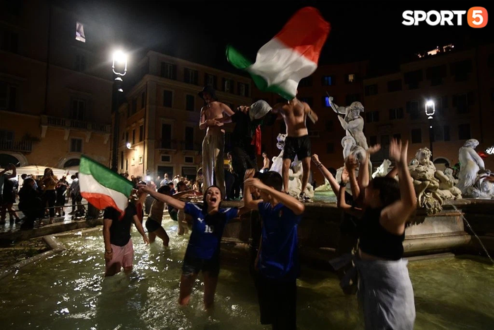 Pháo sáng rực đỏ thành Rome, mừng tuyển Italy lần thứ 2 vô địch Euro - Ảnh 2.