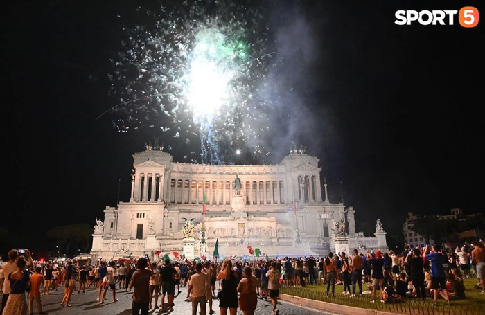 Pháo sáng rực đỏ thành Rome, mừng tuyển Italy lần thứ 2 vô địch Euro - Ảnh 3.