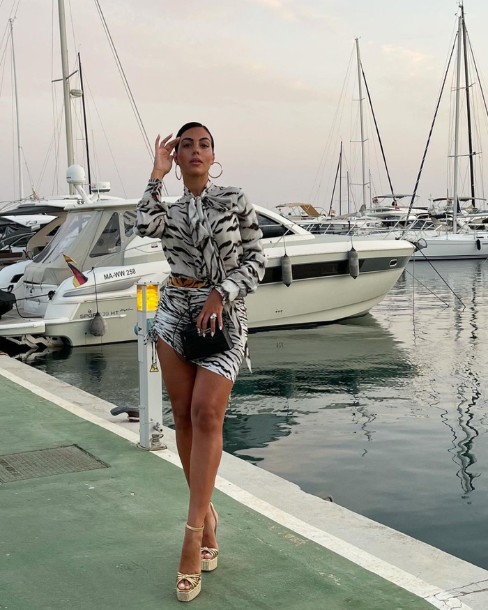 Không lâu sau khi tình tứ cùng Ronaldo trên du thuyền, Georgina bất ngờ đổ bộ LHP Cannes, chiếc nhẫn to bự trên tay gây chú ý - Ảnh 1.