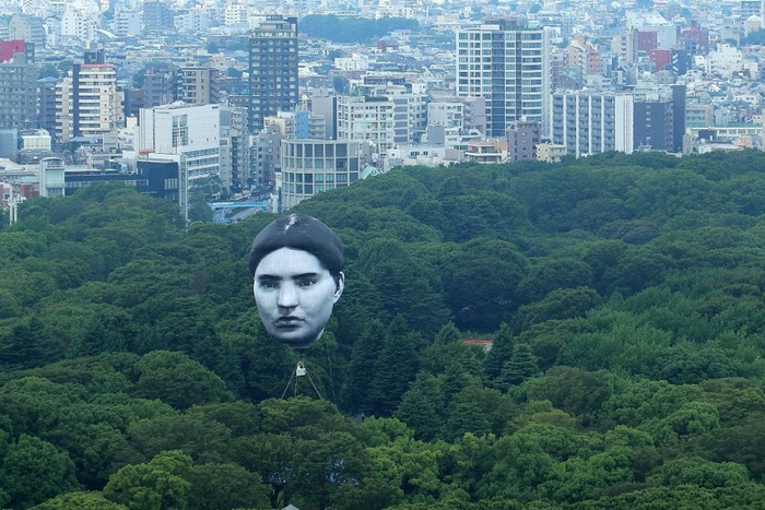 Đầu khổng lồ bay lơ lửng ở Tokyo, người dân khiếp vía trước ngày khai mạc Olympic - Ảnh 1.