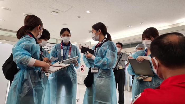 Đoàn thể thao Việt Nam hạ cánh an toàn xuống Tokyo, tiến hành kiểm tra y tế - Ảnh 6.