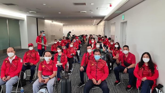 Đoàn thể thao Việt Nam hạ cánh an toàn xuống Tokyo, tiến hành kiểm tra y tế - Ảnh 7.