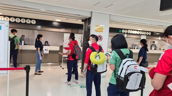 Đoàn thể thao Việt Nam hạ cánh an toàn xuống Tokyo, tiến hành kiểm tra y tế - Ảnh 3.