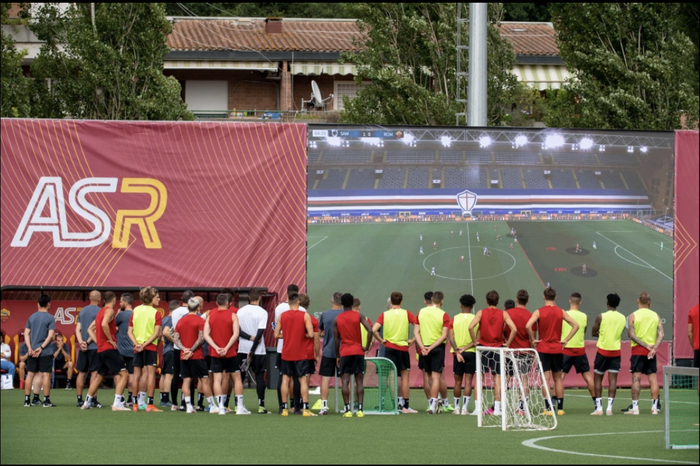 Jose Mourinho sử dụng màn hình siêu lớn cùng máy bay không người lái trong buổi tập mới nhất của AS Roma - Ảnh 1.