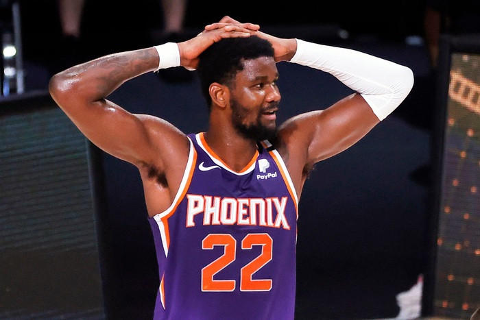 Phản ứng lạc quan gây sốc của DeAndre Ayton khi Phoenix Suns đang &quot;ngàn cân treo sợi tóc&quot; - Ảnh 1.
