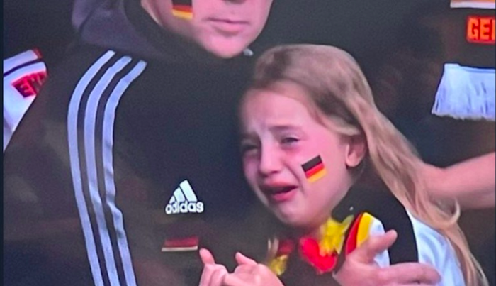 Cô bé bật khóc trong trận thua của tuyển Đức và hành động ấm lòng của một fan hâm mộ chân chính - Ảnh 3.