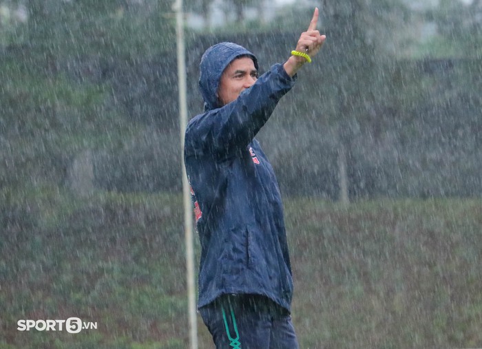 Xuân Trường híp mắt trong mưa, HAGL rèn quân dưới thời tiết khắc nghiệt chờ V.League trở lại - Ảnh 1.