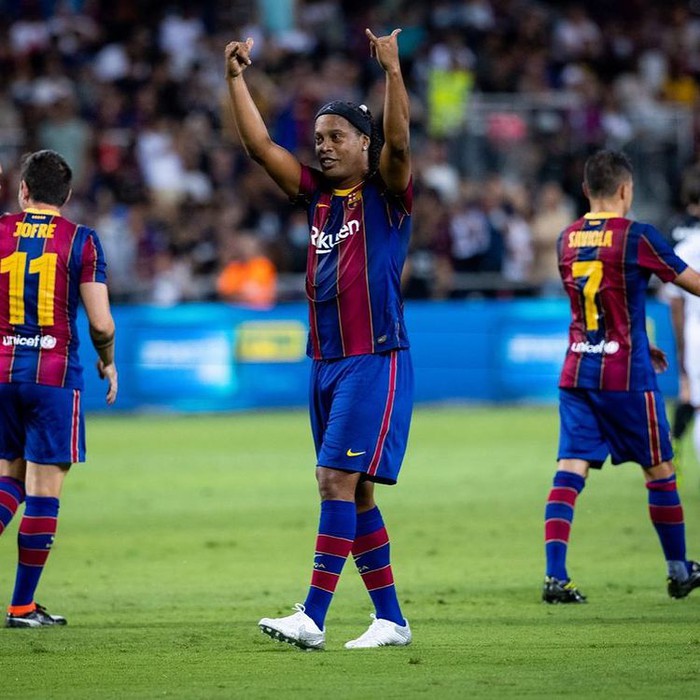 Giao hữu huyền thoại Barcelona 2-3 huyền thoại Real Madrid: Ronaldinho, Rivaldo tạo &quot;mưa bàn thắng&quot; - Ảnh 2.