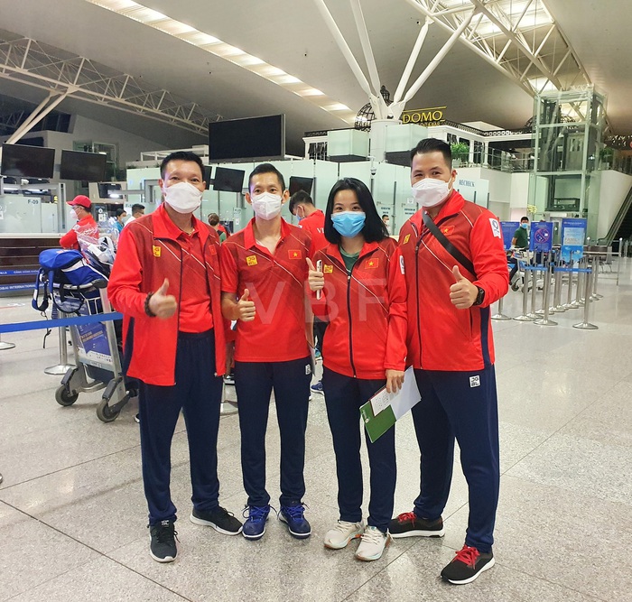 Tiến Minh và Thùy Linh tập luyện cùng đội tuyển cầu lông Singapore tại Olympic Tokyo - Ảnh 4.