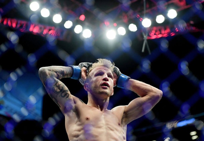 Bê bối doping của T.J. Dillashaw và những trăn trở ngày tái xuất - Ảnh 1.