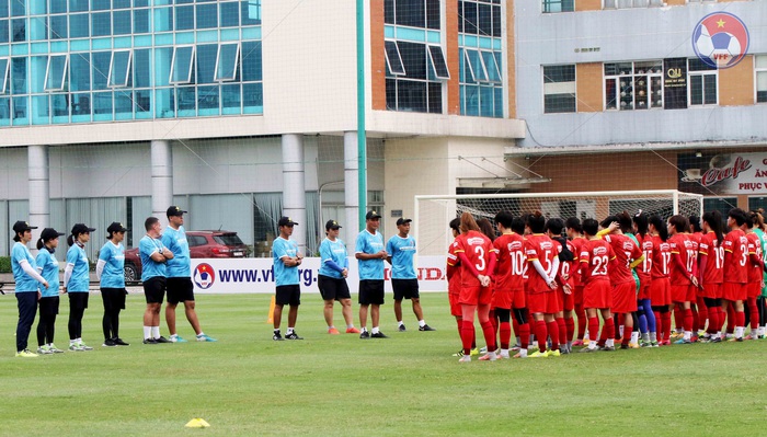 Huỳnh Như và nhóm cầu thủ TPHCM hết cách ly, tuyển nữ Việt Nam đã có đầy đủ  lượng tập luyện - Ảnh 1.