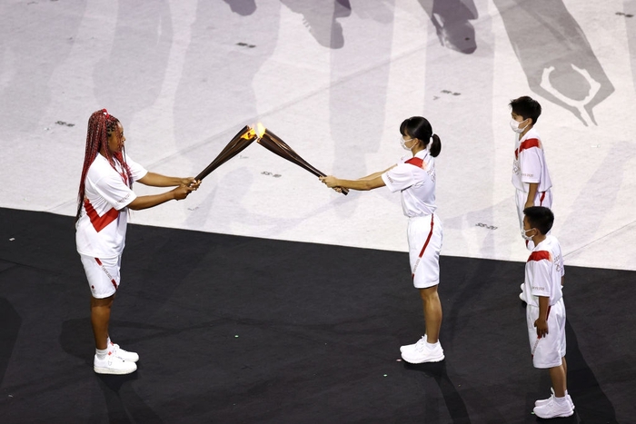 Naomi Osaka vinh dự châm ngọn lửa thiêng trong lễ khai mạc Olympic Tokyo 2020 - Ảnh 1.
