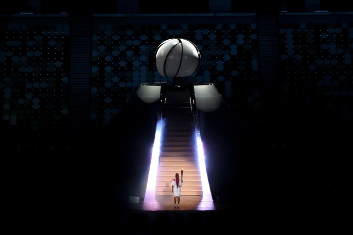 Naomi Osaka vinh dự châm ngọn lửa thiêng trong lễ khai mạc Olympic Tokyo 2020 - Ảnh 4.
