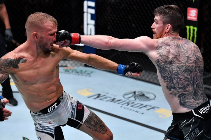 Cựu vương T.J Dillashaw giành chiến thắng nghẹt thở trong ngày trở lại, lập tức đòi tranh đai - Ảnh 4.