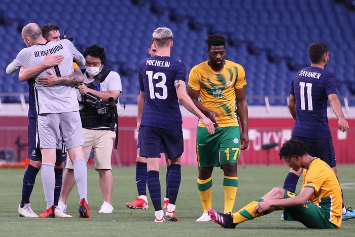 Bỏ lỡ không tưởng, cầu thủ Olympic Nam Phi hóa tội đồ trong trận thua của đội nhà - Ảnh 2.