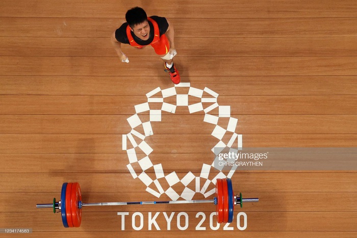 Đô cử Trung Quốc phá 2 kỷ lục Olympic khiến tất cả kinh ngạc vì nâng tạ bằng 1 chân - Ảnh 4.