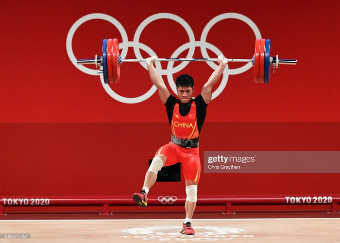Đô cử Trung Quốc khiến người xem trầm trồ vì lập kỷ lục Olympic bằng 1 chân - Ảnh 3.