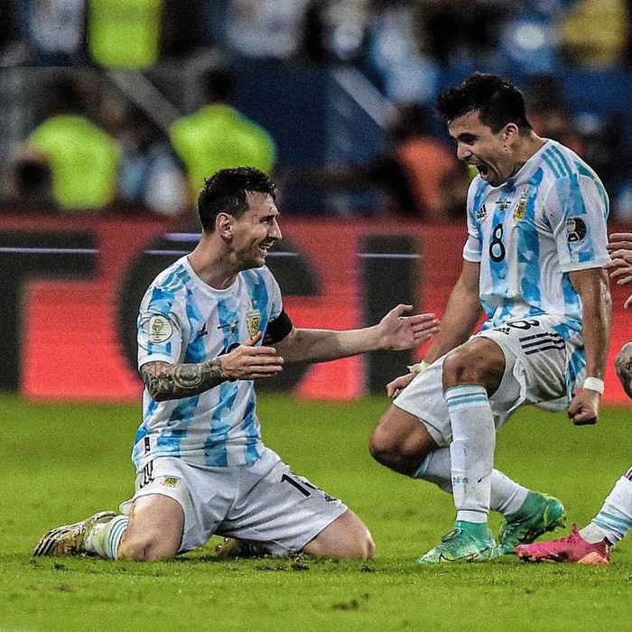 Sao Argentina đổi ảnh chụp con trai thành ảnh chụp với Messi làm hình nền điện thoại - Ảnh 1.