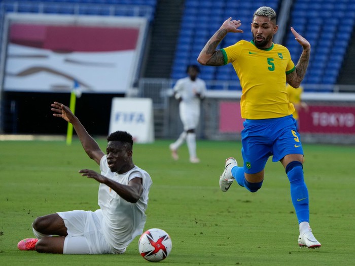 Người hâm mộ phản ứng gay gắt với trọng tài sau chiếc thẻ đỏ của Douglas Luiz  - Ảnh 2.