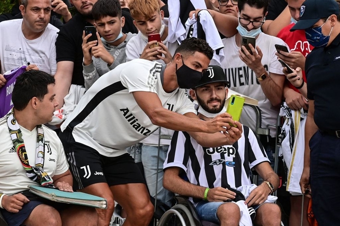 Fan cầm biển nài nỉ Ronaldo ở lại Juventus - Ảnh 5.