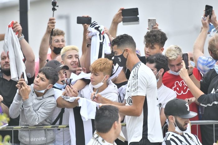 Fan cầm biển nài nỉ Ronaldo ở lại Juventus - Ảnh 6.