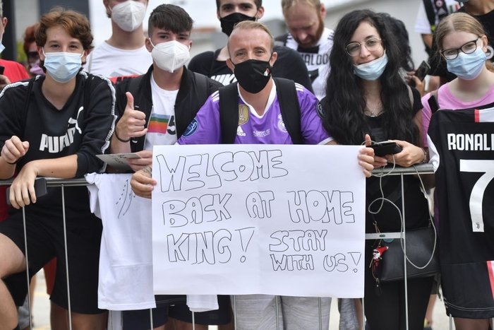 Fan cầm biển nài nỉ Ronaldo ở lại Juventus - Ảnh 3.