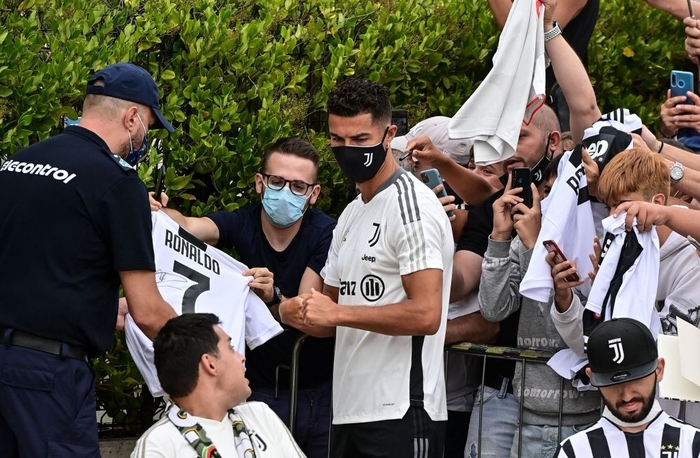 Fan cầm biển nài nỉ Ronaldo ở lại Juventus - Ảnh 7.