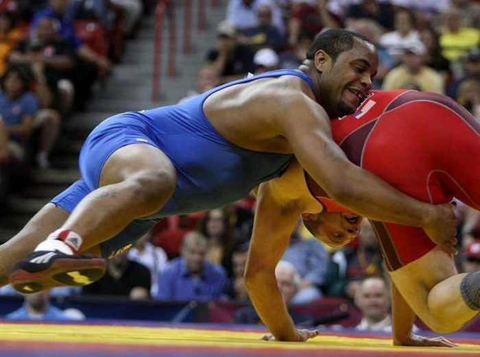 Daniel Cormier: Từ việc suýt mất mạng tại Olympic cho đến những chiếc đai vô địch ở UFC - Ảnh 1.