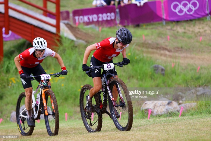 Bục huy chương toàn cờ Thụy Sĩ tại nội dung đua xe đạp băng đồng nữ Olympic Tokyo - Ảnh 2.